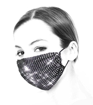 Frau die schwarze, glitzernde Gesichtsmaske trägt