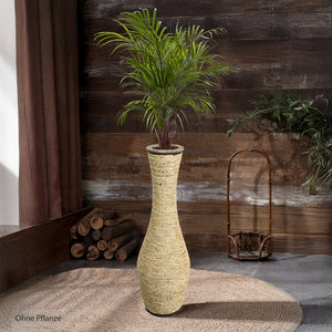 Beige Bodenvase mit umwickelnder Schnur, oben dĂĽnn und unten breit in einem Anwendungsbeispiel