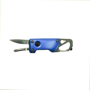 Blauer Karabiner mit schwarzen und silbernen Details und einer integrierten Taschenlampe von oben mit Taschenmesser und Schraubenzieher ausgeklappt