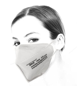 Weisse Gesichtsmaske an einem Kopf seitlich gezeigt mit schwarzer Aufschrift