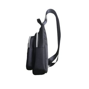 Schwarze Brusttasche mit Schultergurt, Schweizerwappen Badge und silbernem Reissverschluss von der Seite