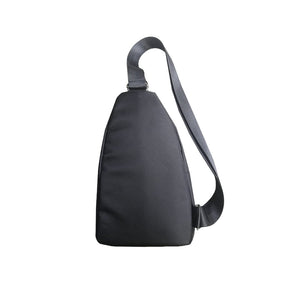 Schwarze Brusttasche mit Schultergurt, Schweizerwappen Badge und silbernem Reissverschluss von hinten