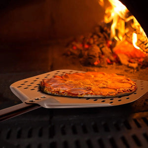 Silberne Pizzaschaufel mit schwarzem Griff in einem Anwendungsbeispiel