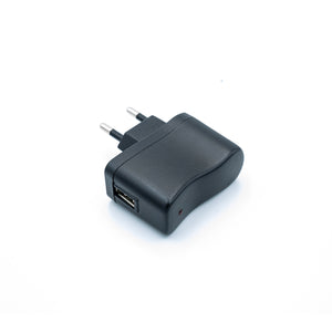 Schwarzer Steckdosenadapter mit USB-A Anschluss