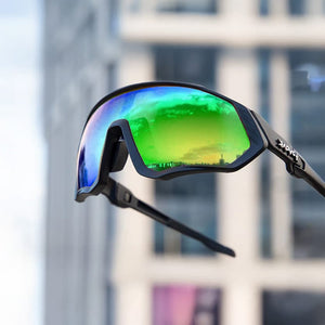 GrĂĽne Sport-Sonnenbrille mit schwarzem Gestell mit Stadt im Hintergrund