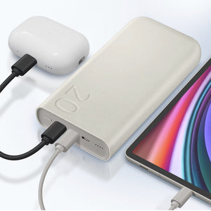 Weisse Powerbank in einem Anwendungsbeispiel mit Airpods und einem Tablet