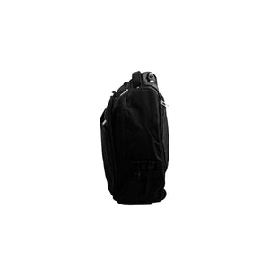 Schwarzer Trollyrucksack mit ReissverschlĂĽssen und eingefahrenem Ziehgriff von der Seite