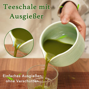 GrĂĽne Teeschale mit Ausgiesser in einem Anwendungsbeispiel