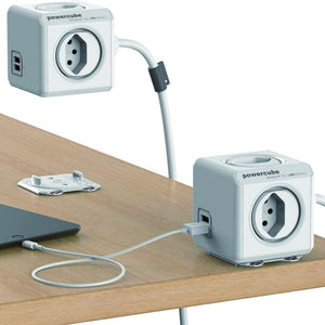 Weisser Strom-Würfel mit verschiedenen Steckern in einem Anwendungsbeispiel mit einem USB-A Kabel