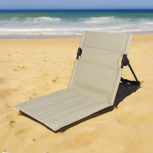 Verstellbare, beige Strandmatte mit schwarzer StĂĽtze in einem Beispiel am Strand