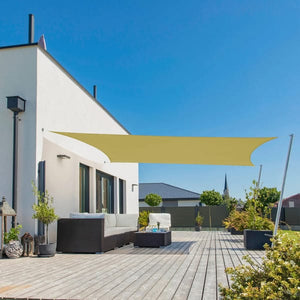 Ausgebreitetes Sonnensegel an einer weissen Wand und zwei Stangen befestigt ĂĽber einer Terrasse