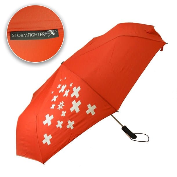 Schwarzer Regenschirm mit schwarzem Griff, silbernen Stange und Schweizerwappen Design