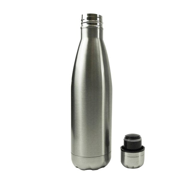 Silberne, glänzende Thermoflasche mit silbernem Deckel entfernt
