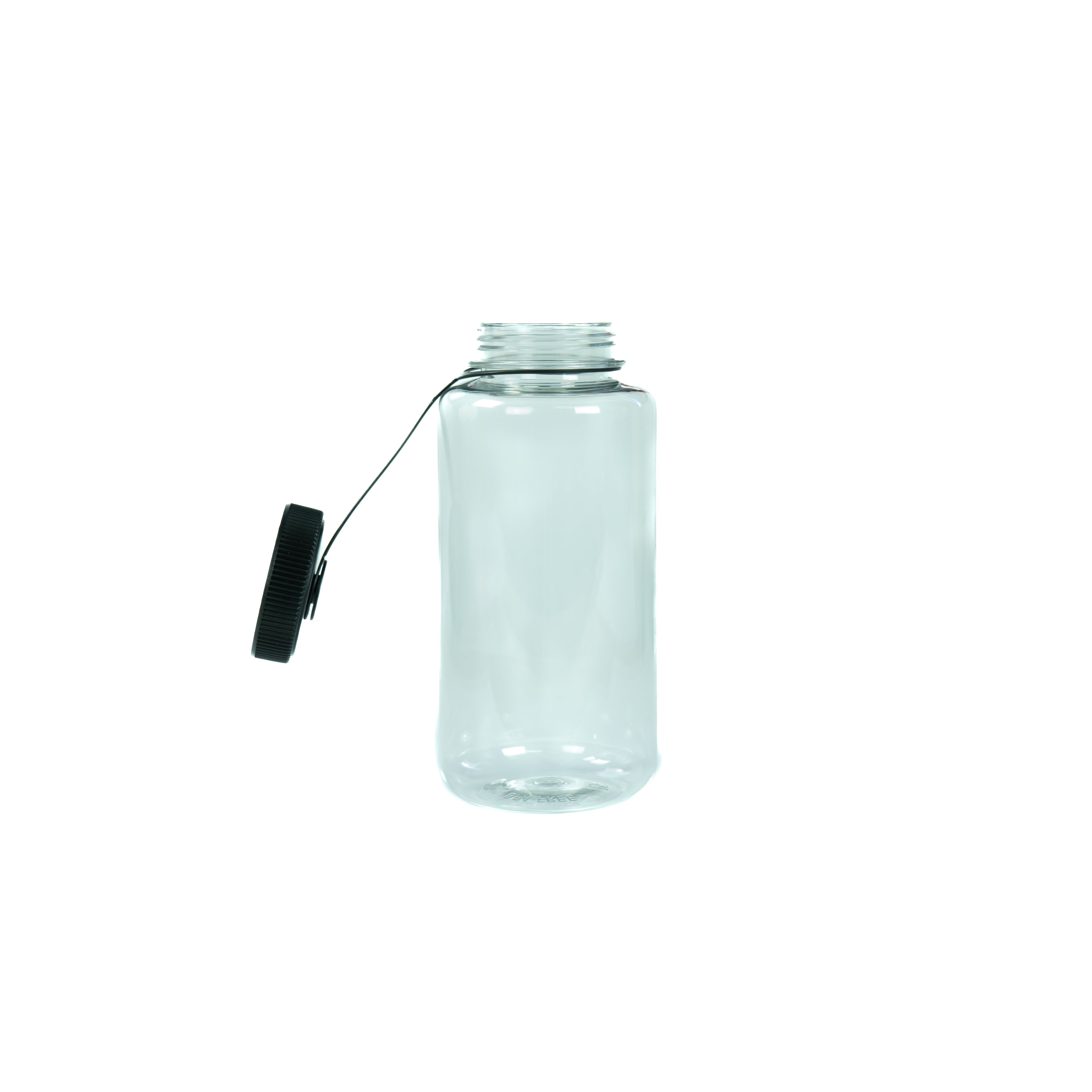 Weisse, transparente Trinkflasche mit schwarzem Deckel entfernt