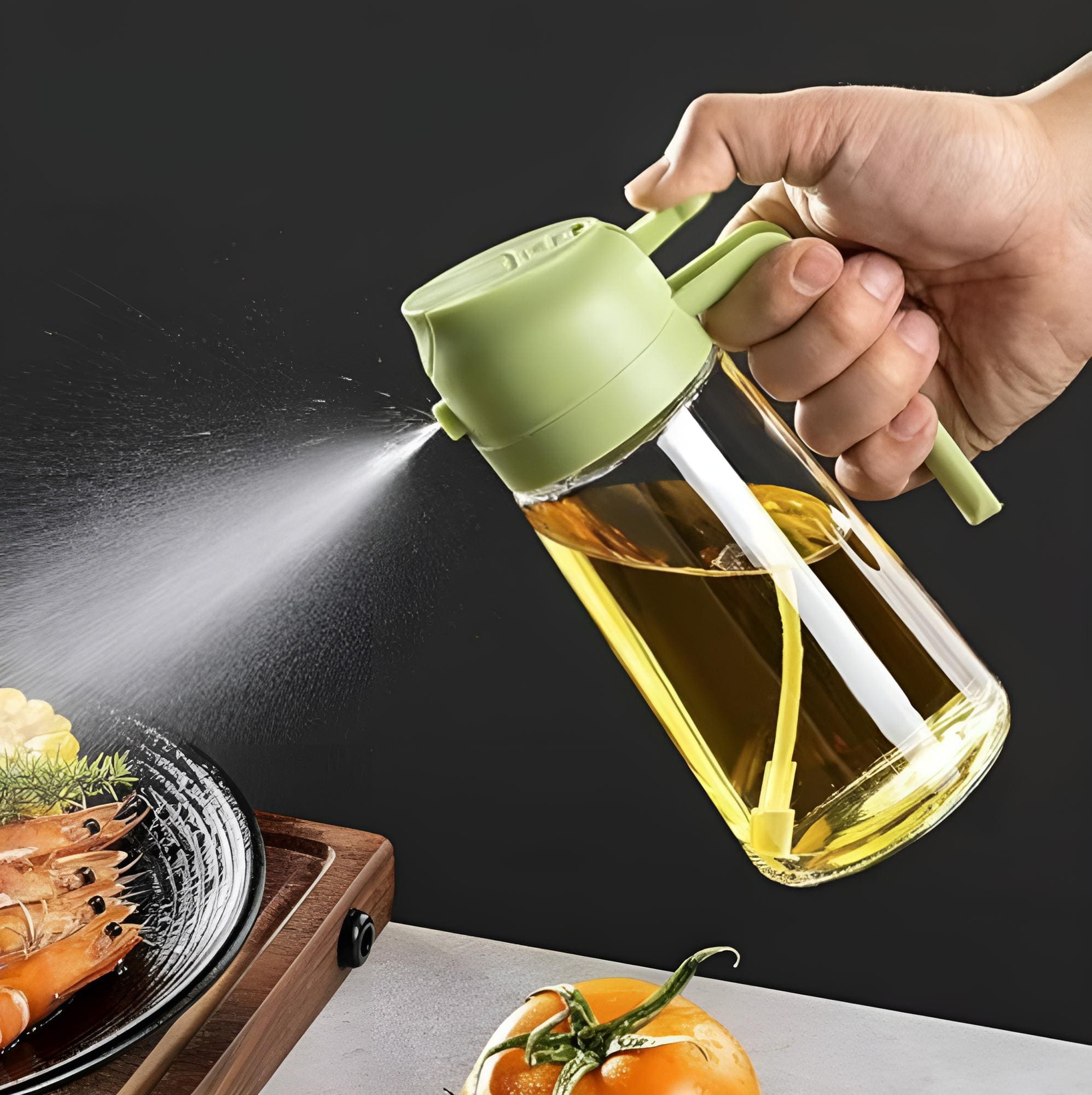 Transparente Ölsprühflasche mit grünem Deckel in einem Anwendungsbeispielen
