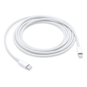 Weisses, zusammengerolltes Kabel mit USB-C und Lighting Stecker 