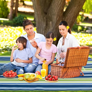 Picknickdecke in einem Anwendungsbeispiel mit einer Familie