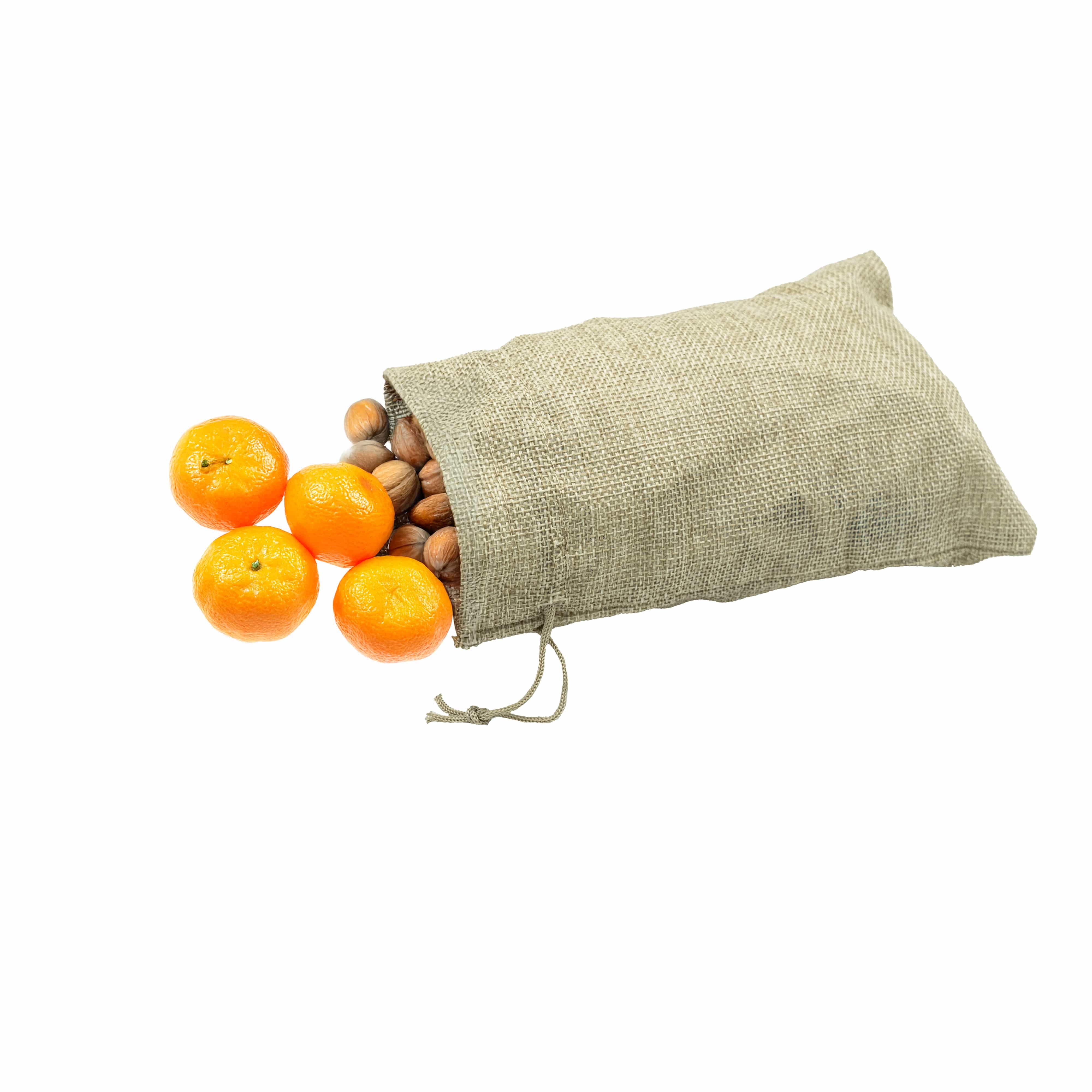 Beiger Stoffsack mit Mandarinen und Nüssen 