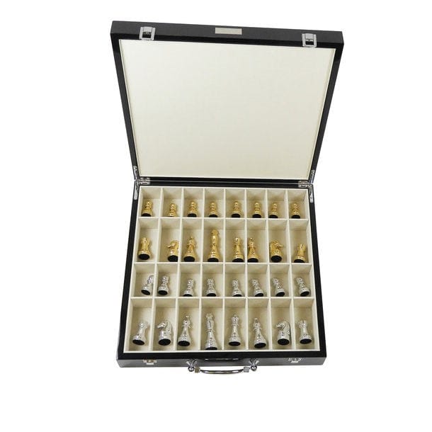 Schwarzer Schachkoffer mit weissen Innenwänden und mit edlen, silbernen und goldenen Figuren