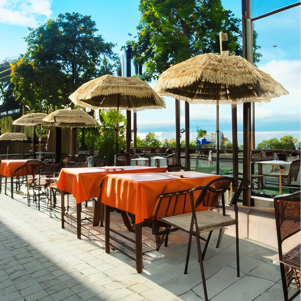Parasol beige avec pied en bois de style hawaïen, dans un exemple d’utilisation dans un restaurant
